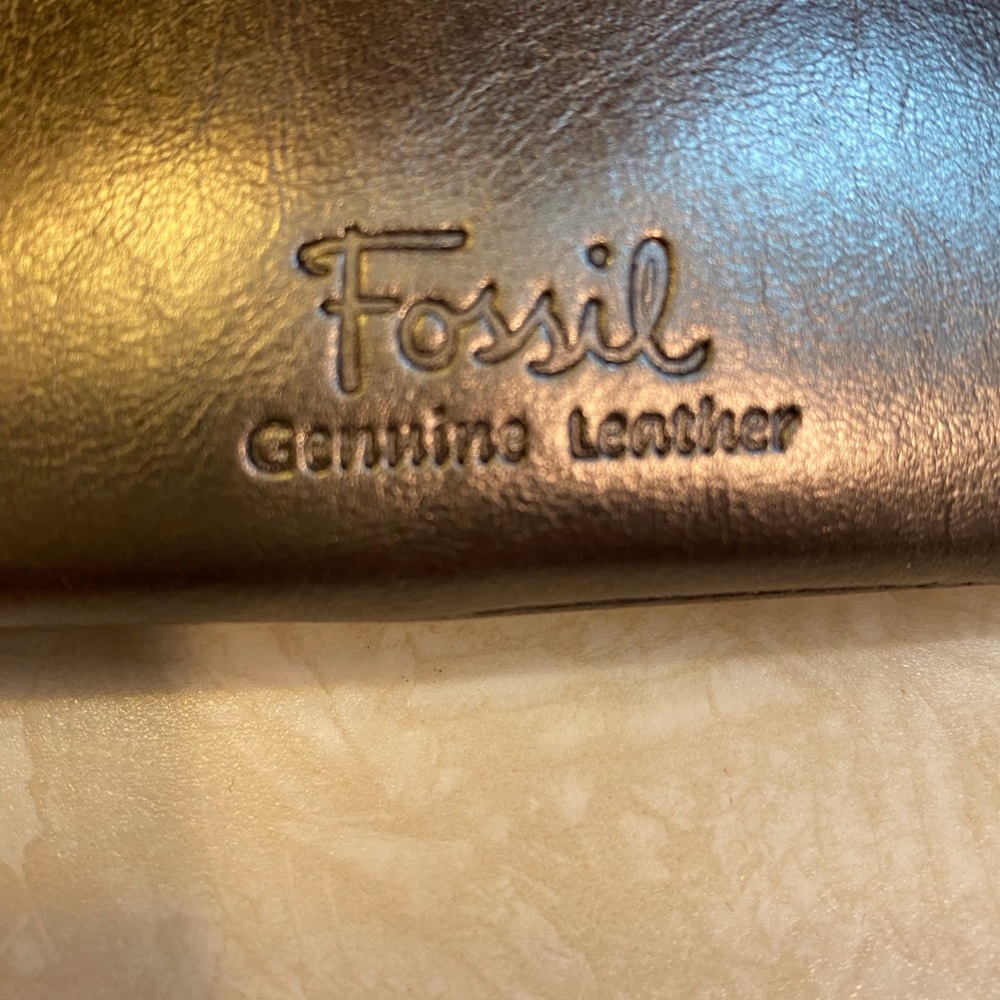 Pewter Fossil Leather Wristlet/Wallat. Removable strap. - Picture 2 of 6